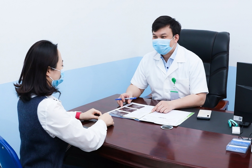 Các bác sỹ tại Trung tâm IVF Bệnh viện Đông Đô tư vấn tận tâm cho từng bệnh nhân
