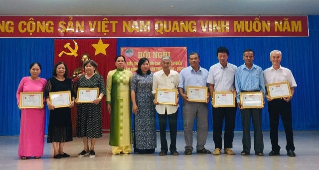 Lãnh đạo BĐD Hội NCT tỉnh và huyện Cầu Kè khen thưởng những NCT tiêu biểu làm kinh tế giỏi.