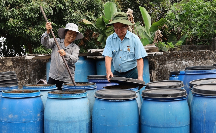 CCB Nguyễn Công Định đồng hành cùng vợ.