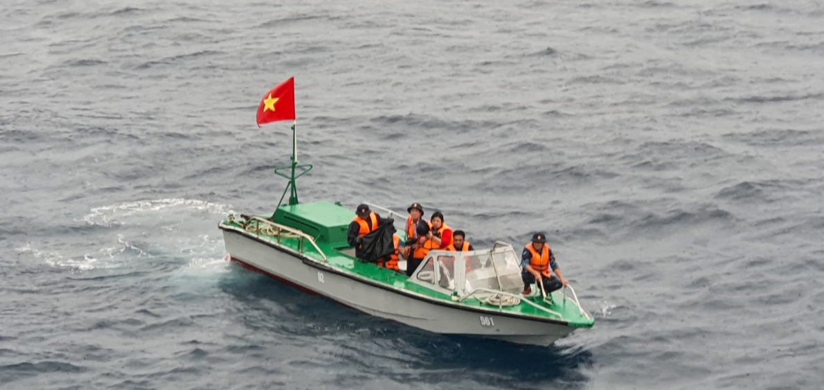 Tác giả và đồng nghiệp tác nghiệp tại Lế dâng hương tưởng niệm các anh hùng liệt sĩ trên Biển Đông