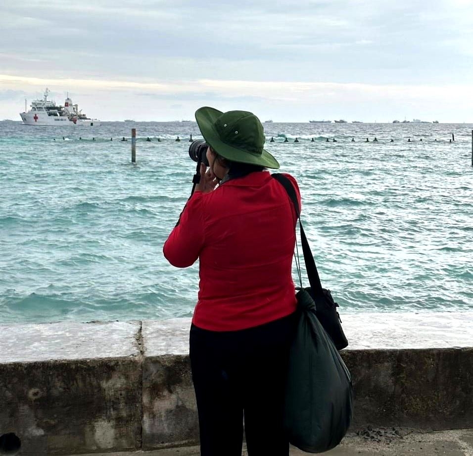 Phóng viên tác nghiệp tại đảo Song Tử Tây