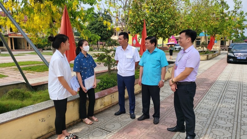 Lãnh đạo tỉnh Phú Thọ thăm hỏi động viên các thí sinh tham dự kỳ thi tuyển vào lớp 10. Ảnh: Báo Nhân dân