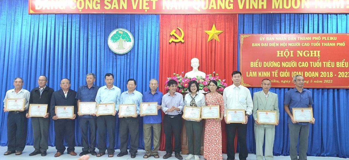 Ông Trần Đình Khâm (thứ ba từ trái sang) được Chủ tịch UBND TP Pleiku tặng Giấy khen vì thành tích tiêu biểu làm kinh tế giỏi giai đoạn 2018 - 2023. Ông Trần Đình Khâm (thứ ba từ trái sang) được Chủ tịch UBND TP Pleiku tặng Giấy khen vì thành tích tiêu biểu làm kinh tế giỏi giai đoạn 2018 - 2023.
