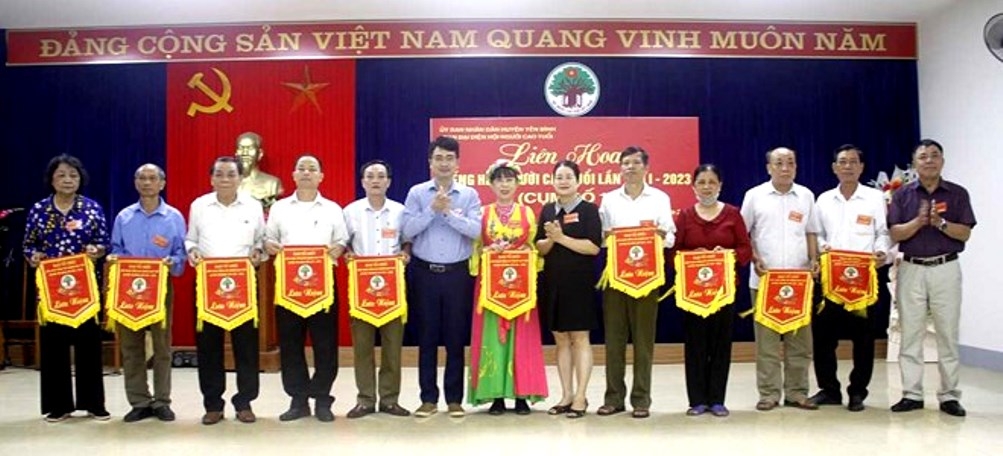 Ban tổ chức và lãnh đạo xã Đại Đồng, huyện Yên Bình, tỉnh Yên Bái tặng Cờ lưu niệm cho các đội tham gia tại Cụm thi số 1.