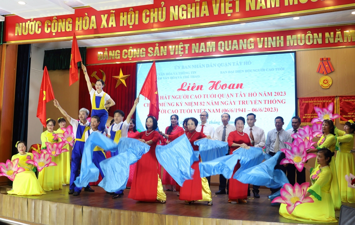 Tiết mục tại Liên hoan tiếng hát NCT quận Tây Hồ, TP Hà Nội