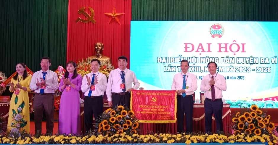 Ông Nguyễn Văn Trường tái đắc cử chức Chủ tịch Hội Nông dân huyện Ba Vì Ông Nguyễn Văn Trường tái đắc cử chức Chủ tịch Hội Nông dân huyện Ba Vì