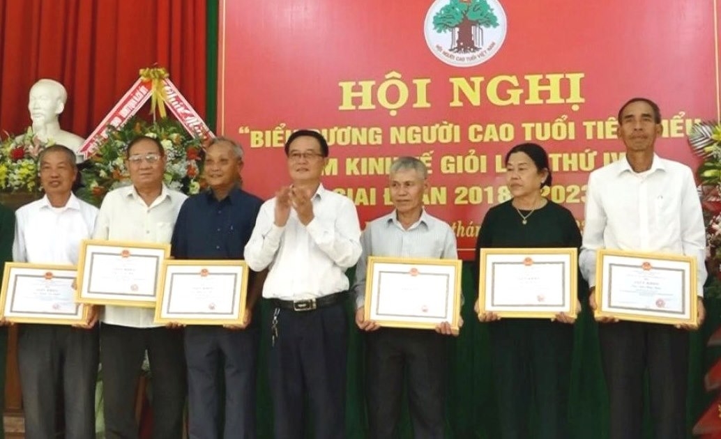 Nhiều NCT làm kinh tế giỏi huyện Cư Jút, tỉnh Đắk Nông được tôn vinh làm kinh tế giỏi Nhiều NCT làm kinh tế giỏi huyện Cư Jút, tỉnh Đắk Nông được tôn vinh làm kinh tế giỏi
