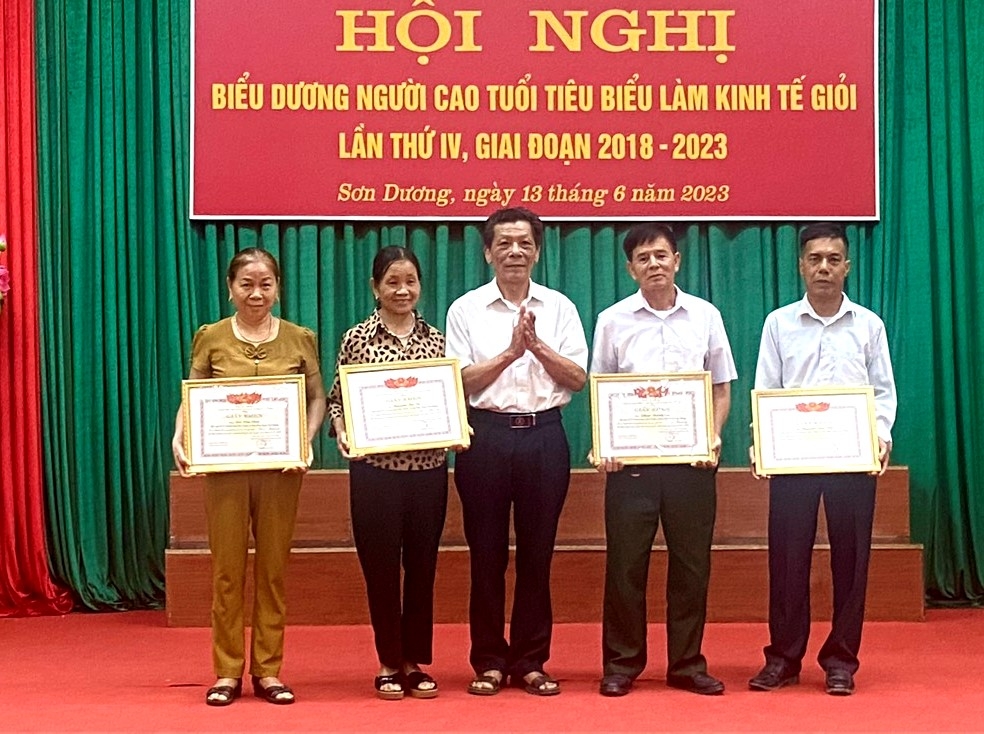 Trao Giấy khen của Hội NCT huyện Sơn Dương, tỉnh Tuyên Quang cho hội viên NCT tiêu biểu làm kinh tế giỏi