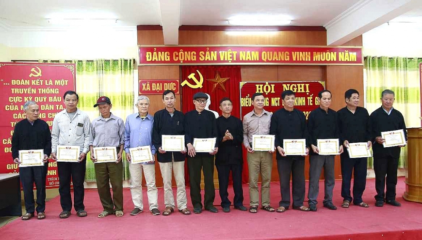 Trao Giấy khen cho những NCT xã Đại Dực làm kinh tế giỏi, giai đoạn 2018 - 2023.