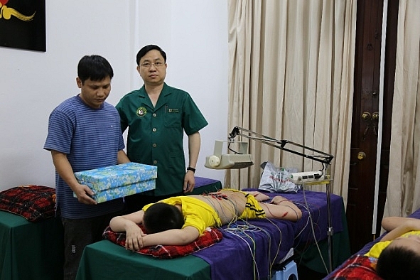 TS. Lương y Phùng Tuấn Giang tặng quà cho 2 cháu sinh đôi dân tộc Nùng điều trị loạn dưỡng cơ tại Nhà thuốc nhân dịp 1/6