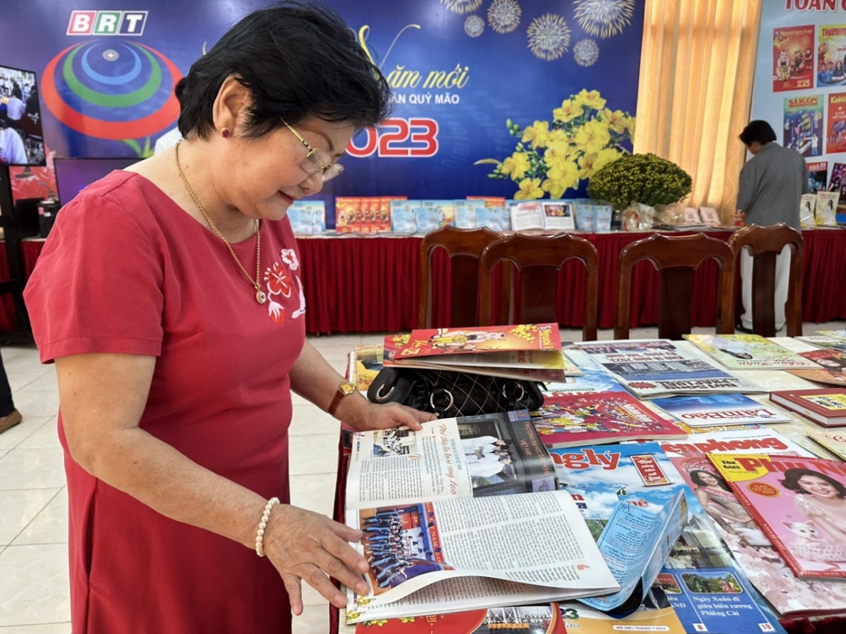 Niềm vui đọc sách, báo của người cao tuổi