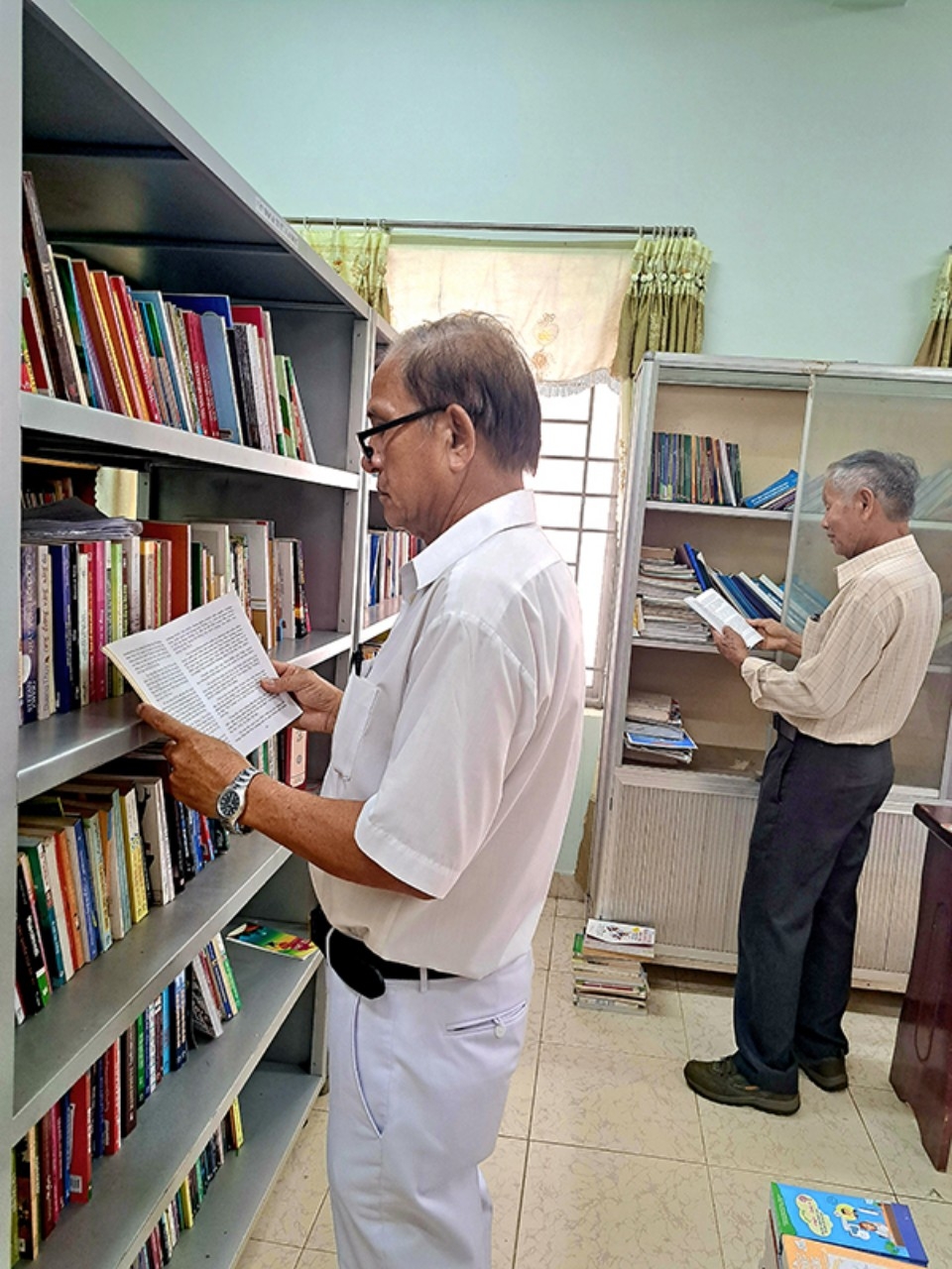 Niềm vui đọc sách, báo của người cao tuổi