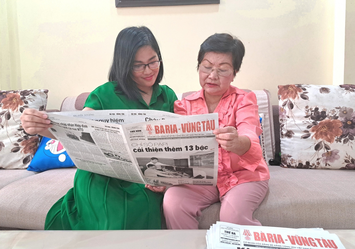 Niềm vui đọc sách, báo của người cao tuổi