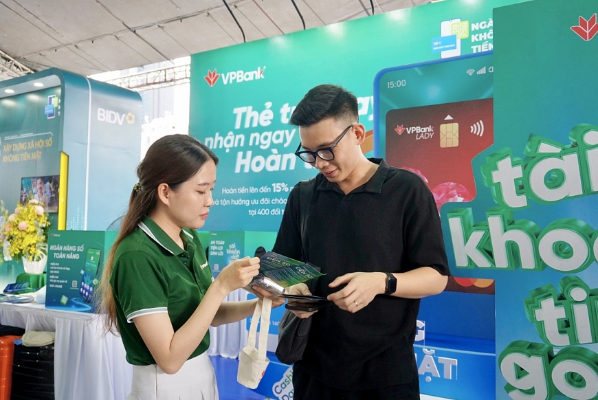 VPBank triển khai nhiều chương trình ưu đãi hấp dẫn cũng như nhiều quà tặng dành cho khách hàng