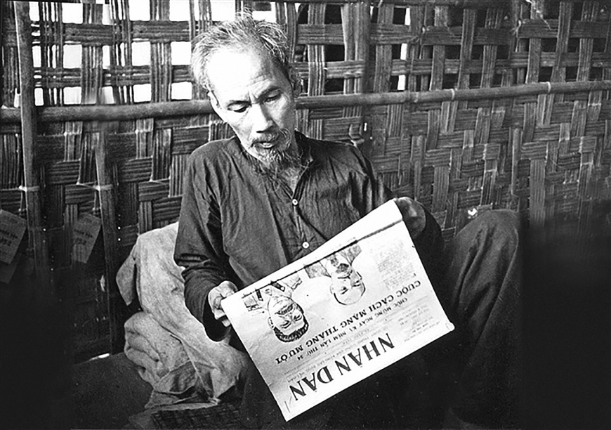 Chủ tịch Hồ Chí Minh đọc báo Nhân Dân.                        Ảnh tư liệu