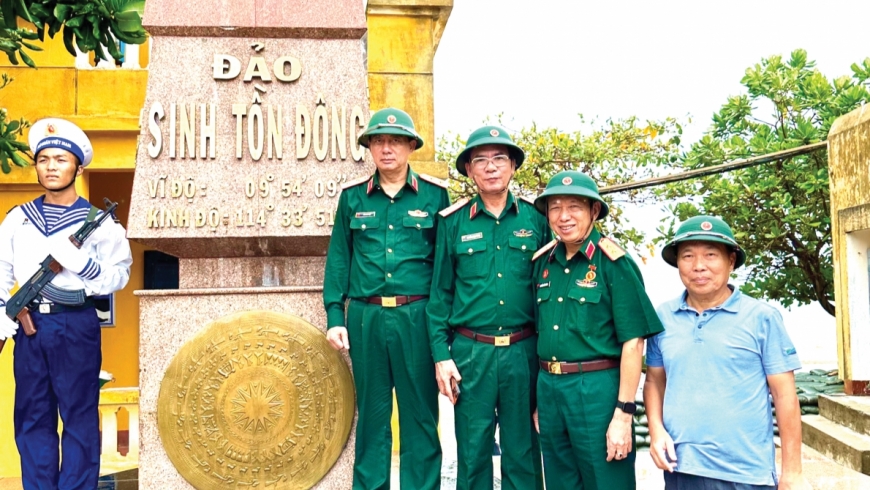 Trung tướng Nguyễn Tuấn Dũng (thứ 2 từ phải qua) trên đảo Sinh Tồn Đông, ngày 8/5/2023.