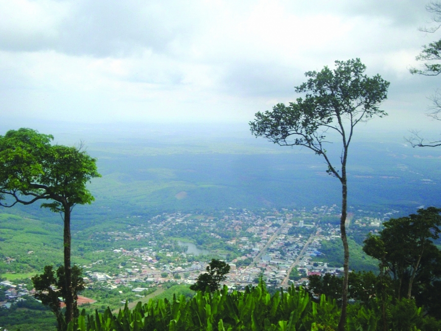 Thị xã Phước Long nhìn từ đỉnh núi Bà Rá.