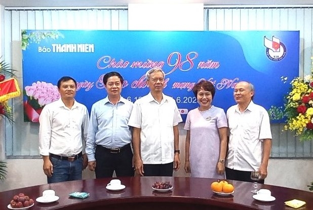 Phó Chủ tịch Phan Văn Hùng tặng hoa chúc mừng Báo Thanh niên