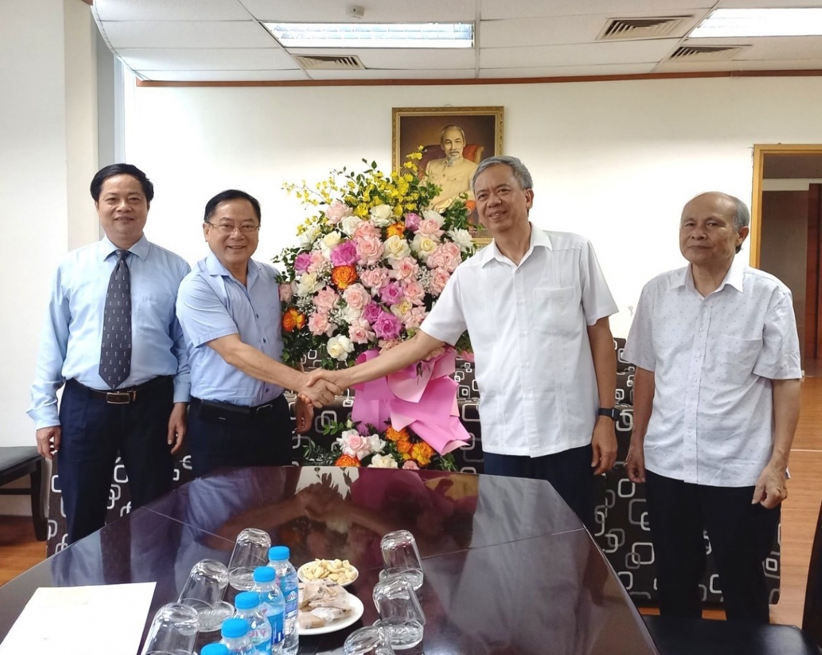 Phó Chủ tịch Phan Văn Hùng tặng hoa chúc mừng Báo Tiền phong