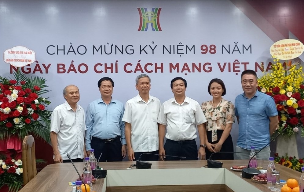 Phó Chủ tịch Phan Văn Hùng tặng hoa chúc mừng Đài Phát thành - Truyền hình Hà Nội