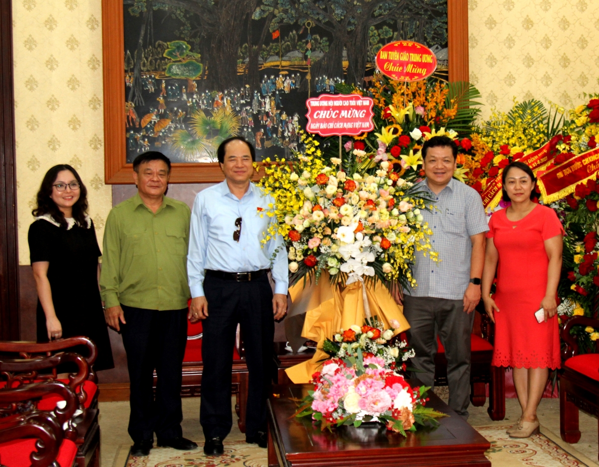 Phó Chủ tịch Trương Xuân Cừ tặng hoa chúc mừng Báo Nhân Dân