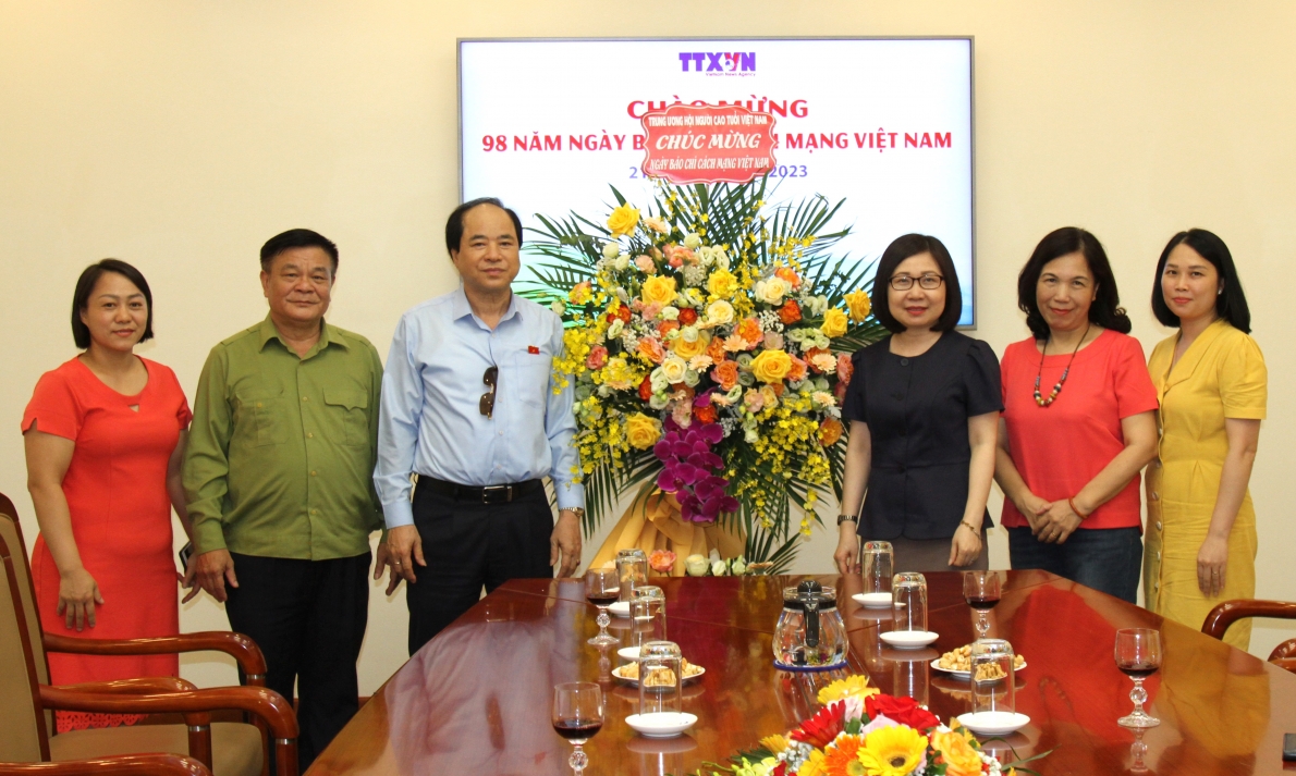 Phó Chủ tịch Trương Xuân Cừ tặng hoa chúc mừng Thông tấn Xã Việt Nam