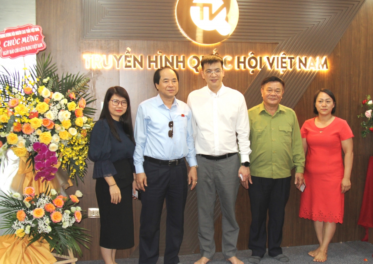 Phó Chủ tịch Trương Xuân Cừ tặng hoa chúc mừng Truyền hình Quốc hội