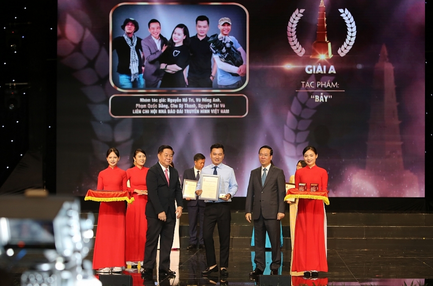 Chủ tịch nước Võ Văn Thưởng và Trưởng Ban Tuyên giáo Trung ương Nguyễn Trọng Nghĩa trao giải A cho các tác giả đoạt giải A