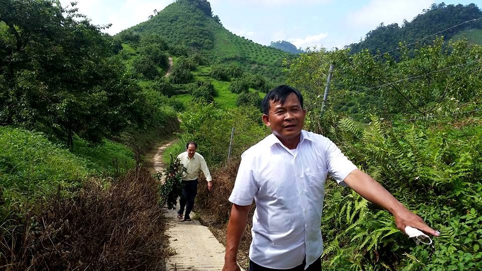 Ông Chu Quang Tạo dẫn khách đi thăm trang trại