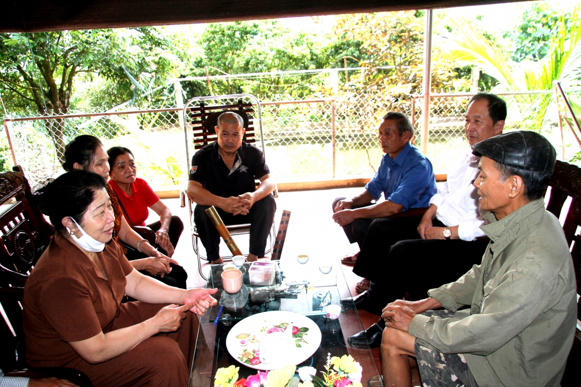 Ông Triệu Văn Kênh (ngoài cùng bên phải) chia sẻ kinh nghiệm làm kinh tế giỏi