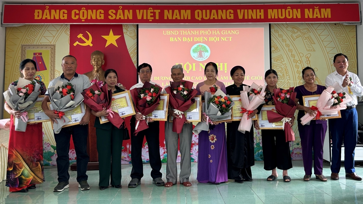 UBND thành phố Hà Giang khen thưởng các cá nhân NCT tiêu biểu làm kinh tế giỏi giai đoạn 2018-2023 UBND thành phố Hà Giang khen thưởng các cá nhân NCT tiêu biểu làm kinh tế giỏi giai đoạn 2018-2023