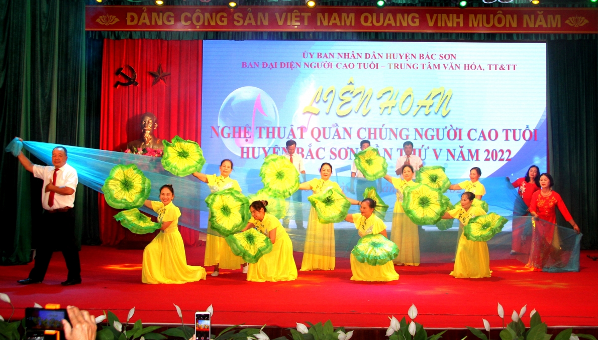 Tiết mục văn nghệ của NCT huyện Bắc Sơn, tỉnh Lạng Sơn