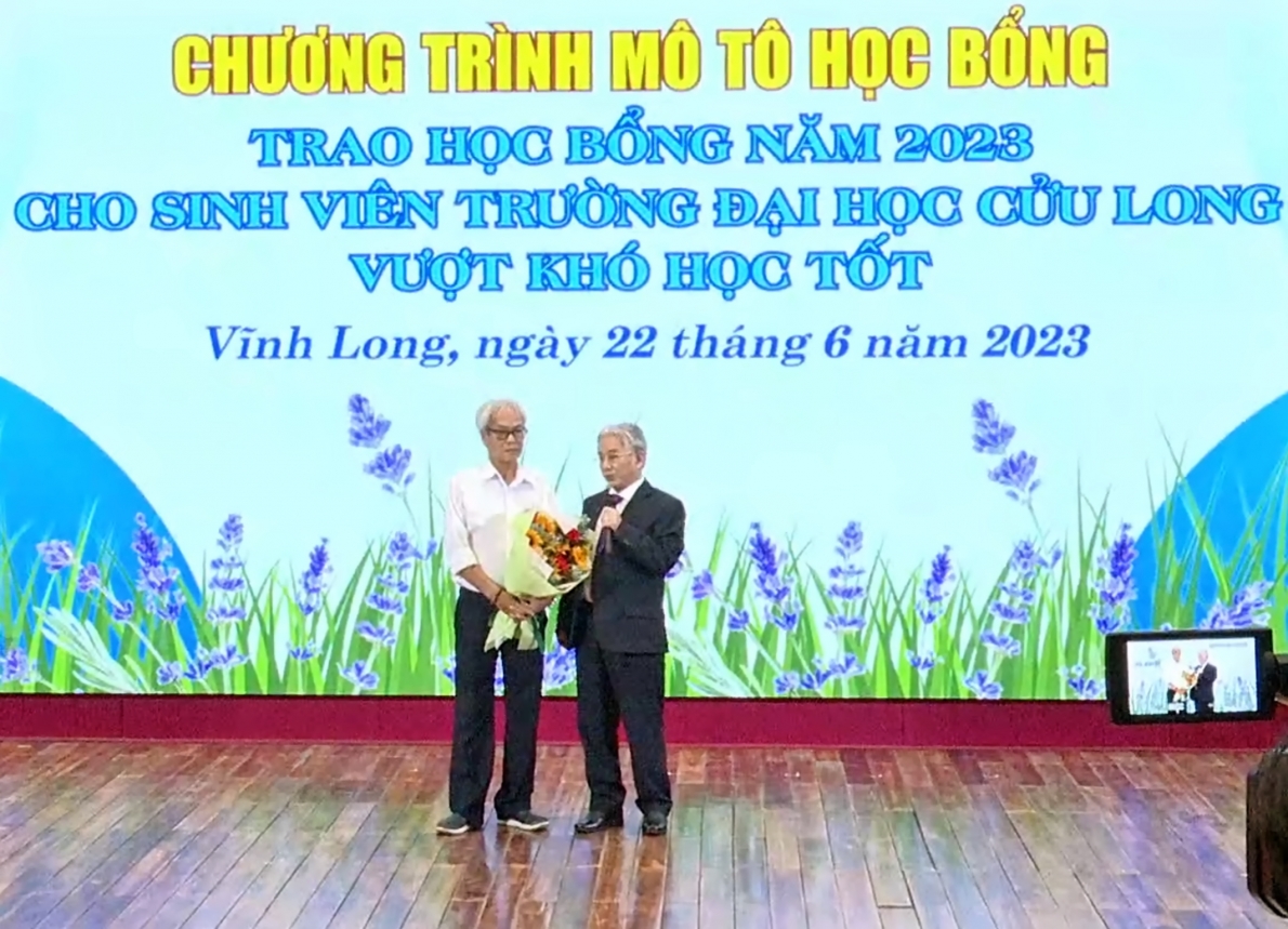 Trường Đại học Cửu Long đón nhận Chứng nhận đạt chuẩn kiểm định chất lượng và kí kết hợp tác đào tạo