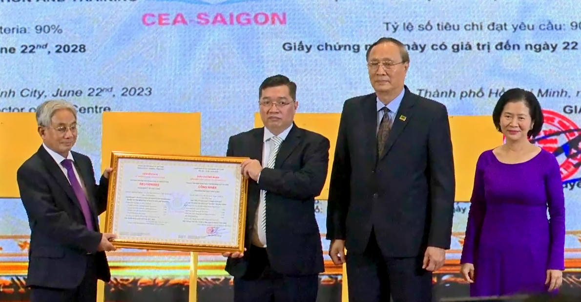 Trường Đại học Cửu Long đón nhận Chứng nhận đạt chuẩn kiểm định chất lượng và kí kết hợp tác đào tạo