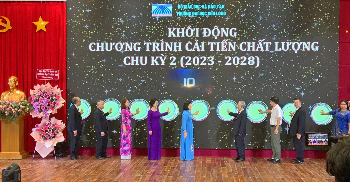 Trường Đại học Cửu Long đón nhận Chứng nhận đạt chuẩn kiểm định chất lượng và kí kết hợp tác đào tạo