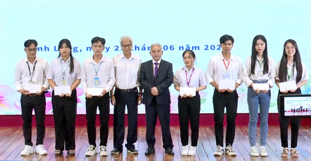 Trường Đại học Cửu Long đón nhận Chứng nhận đạt chuẩn kiểm định chất lượng và kí kết hợp tác đào tạo