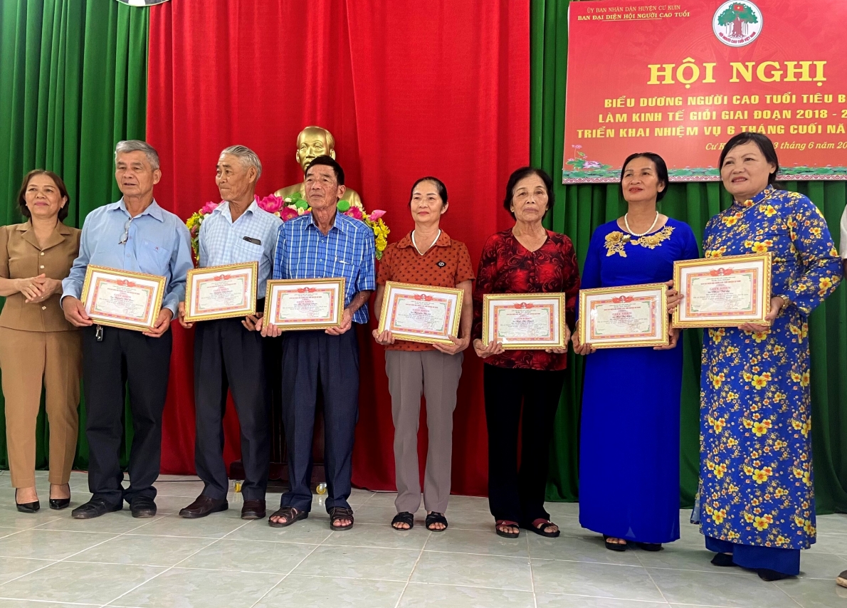 Những cách làm sáng tạo trong phong trào NCT làm kinh tế giỏi ở huyện Cư Kuin