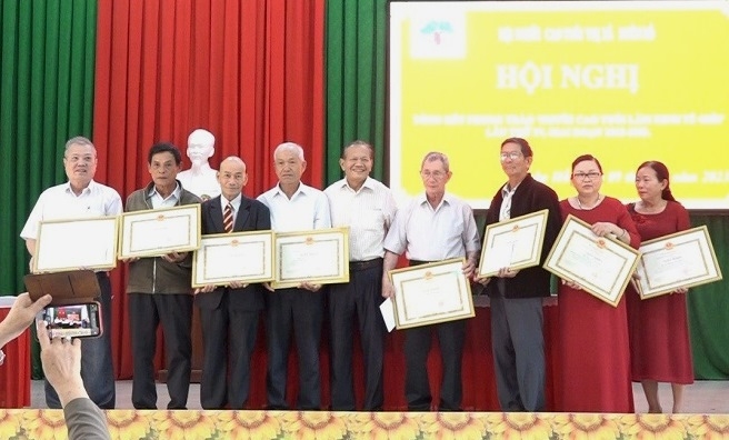 Hội NCT thị xã Buôn Hồ khen thưởng, tôn vinh hội viên làm kinh tế giỏi giai đoạn 2018-2023