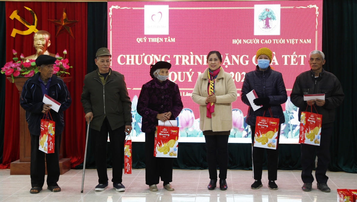 Hội NCT tỉnh Lạng Sơn trao quà Tết của Quỹ Thiện Tâm cho NCT nghèo