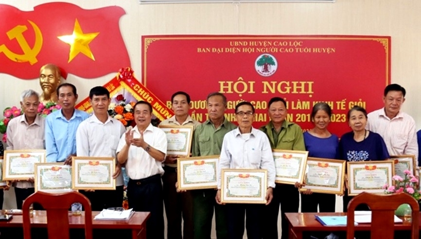 Hội NCT huyện Cao Lộc trao Giấy khen cho các cá nhân tiêu biểu làm kinh tế giỏi