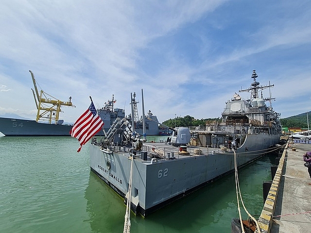Tàu sân bay USS Ronald Reagan (CVN 76) đến cùng 2 tàu tuần dương hộ tống là tàu USS Antietam (CG 54) và tàu USS Robert Smalls – (CG 62) tại cảng Tiên Sa, TP. Đà Nẵng - Ảnh: VGP/Nhật Anh