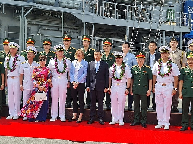 Lãnh đạo UBND thành phố Đà Nẵng chủ trì lễ đón tàu sân bay USS Ronald Reagan tại cảng Tiên Sa, thành phố Đà Nẵng - Ảnh: VGP/Nhật Anh