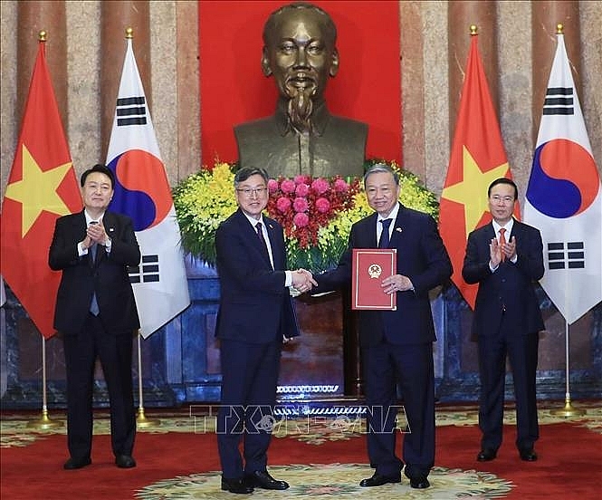 Chủ tịch nước Võ Văn Thưởng và Tổng thống Hàn Quốc Yoon Suk Yeol chứng kiến Lễ trao Bản ghi nhớ hợp tác giữa Bộ Công an và Cơ quan Cảnh sát Biển Hàn Quốc. Ảnh: Thống Nhất/TTXVN