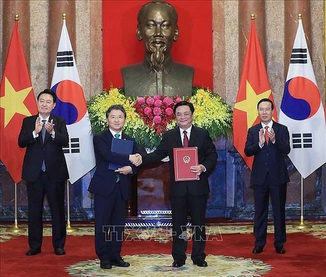 Chủ tịch nước Võ Văn Thưởng và Tổng thống Hàn Quốc Yoon Suk Yeol chứng kiến Lễ trap Biên bản ghi nhớ giữa Bộ Nông nghiệp và Phát triển nông thôn và Cơ quan Lâm nghiệp Hàn Quốc về hợp tác trong lĩnh vực lâm nghiệp. Ảnh: Thống Nhất/TTXVN.
