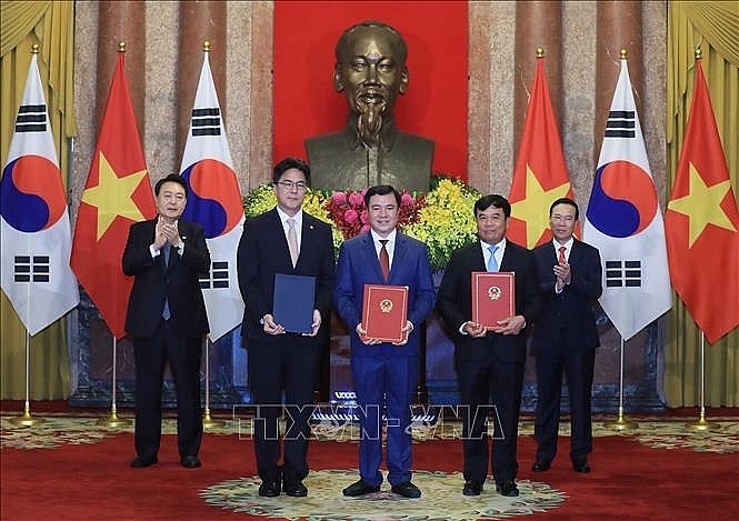 Chủ tịch nước Võ Văn Thưởng và Tổng thống Hàn Quốc Yoon Suk Yeol chứng kiến trao Tuyên bố chung về thiết lập hệ thống trao đổi xuất xứ hàng hóa điện tử giữa Bộ Công Thương, Tổng cục Hải quan và Cơ quan Hải quan Hàn Quốc. Ảnh: Thống Nhất/TTXVN