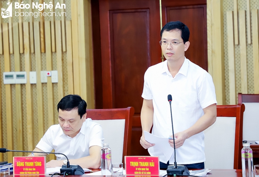  Ông Trịnh Thanh Hải - Giám đốc Sở Tài chính Nghệ An báo cáo tình hình thực hiện nhiệm vụ thu ngân sách nhà nước 6 tháng đầu năm - Giải pháp 6 tháng cuối năm 2023. ( Ảnh: Báo Nghệ An).