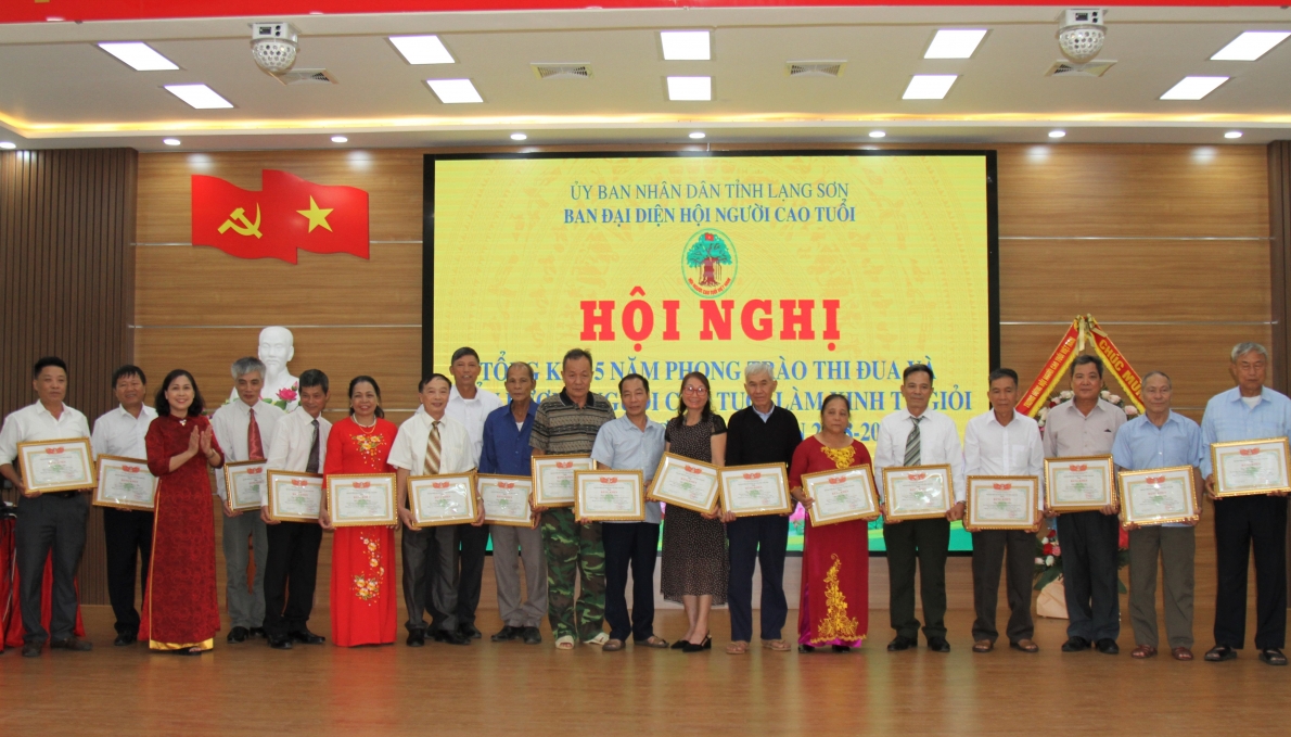 Hội NCT tỉnh Lạng Sơn tặng Bằng khen cho hội viên NCT tiêu biểu làm kinh tế giỏi giai đoạn 2018-2023