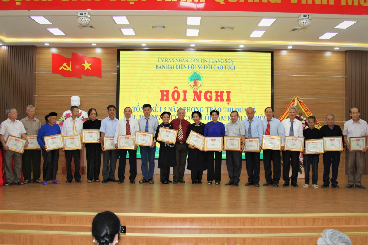 Hội NCT tỉnh Lạng Sơn tặng Bằng khen cho hội viên NCT tiêu biểu làm kinh tế giỏi giai đoạn 2018-2023