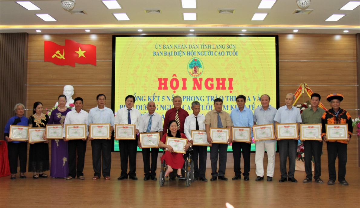 Hội NCT tỉnh Lạng Sơn tặng Bằng khen cho hội viên NCT tiêu biểu làm kinh tế giỏi giai đoạn 2018-2023