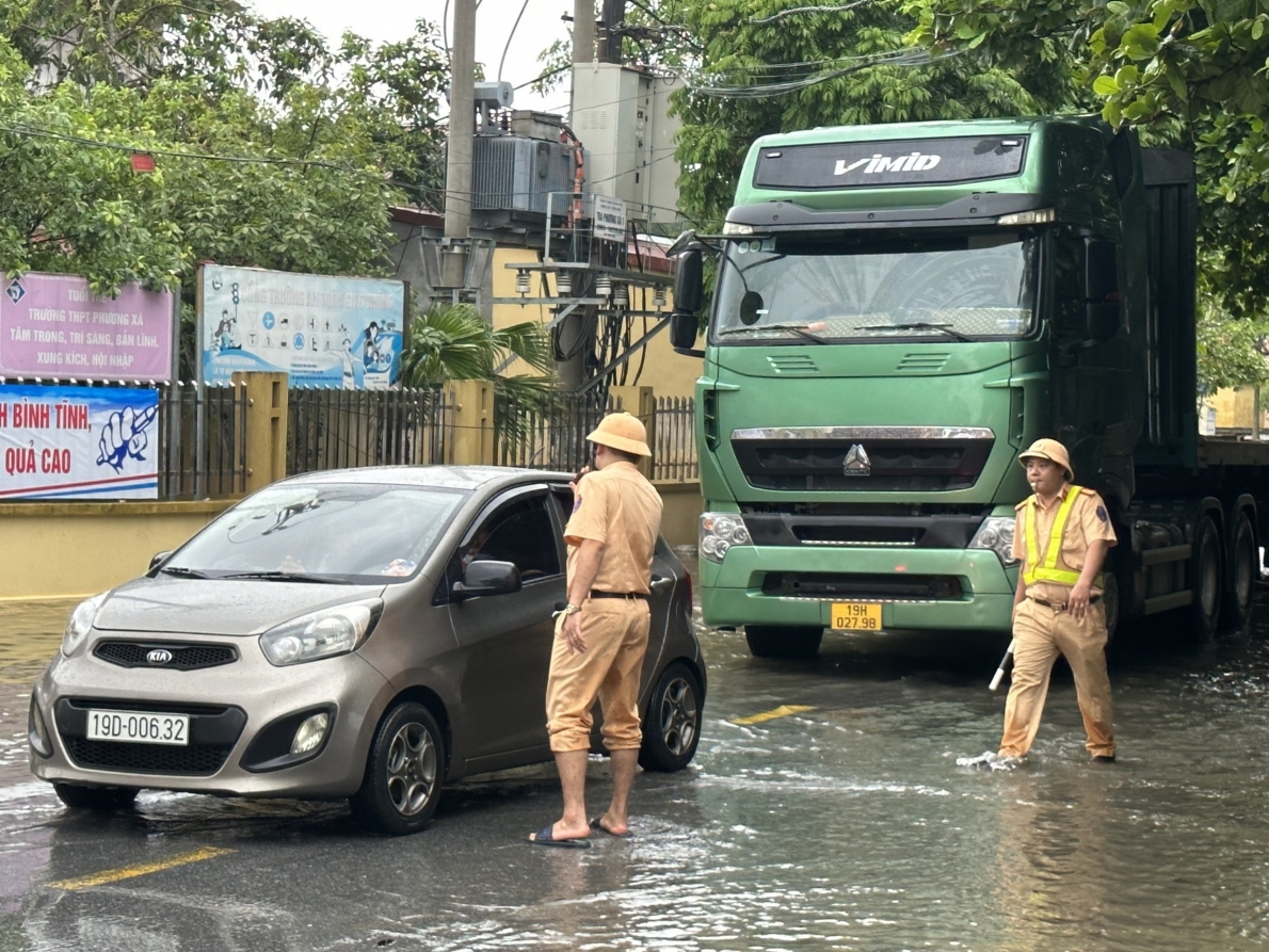 Phú Thọ: Mưa lớn gây ngập lụt, lực lượng Công an hỗ trợ thí sinh đến làm thủ tục thi tốt nghiệp THPT
